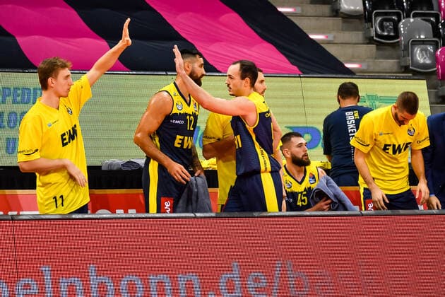 Jacob Hollatz (11, EWE Baskets Oldenburg) Martin Breunig (12, EWE Baskets Oldenburg) Nathan Boothe (45, EWE Baskets Oldenburg) , Telekom Baskets Bonn vs. EWE Baskets Oldenburg, BBL, 06.12.2020, Telekom Baskets Bonn vs. EWE Baskets Oldenburg, BBL, 06.12.2020, Foto: Jonas Brockmann Eibner Pressefoto Bonn Copyright: xJonasxBrockmann xEibner-Pressefotox EP_JBN