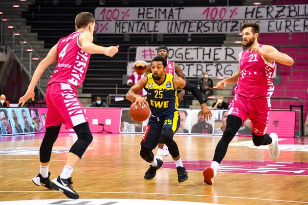Phil Pressey (25, EWE Baskets Oldenburg) Strahinja Micovic (4, Telekom Baskets Bonn) Leon Kratzer (21, Telekom Baskets Bonn) , Telekom Baskets Bonn vs. EWE Baskets Oldenburg, BBL, 06.12.2020, Telekom Baskets Bonn vs. EWE Baskets Oldenburg, BBL, 06.12.2020, Foto: Jonas Brockmann Eibner Pressefoto Bonn Copyright: xJonasxBrockmann xEibner-Pressefotox EP_JBN