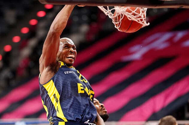 GER, easyCredit BBL, Herren, Telekom Baskets Bonn vs. EWE Baskets Oldenburg 06.12.2020, Telekom Dome, Bonn, GER, easyCredit BBL, Herren, Telekom Baskets Bonn vs. EWE Baskets Oldenburg, im Bild picture shows: Rickey Paulding (Oldenburg 23), it einem KIorb