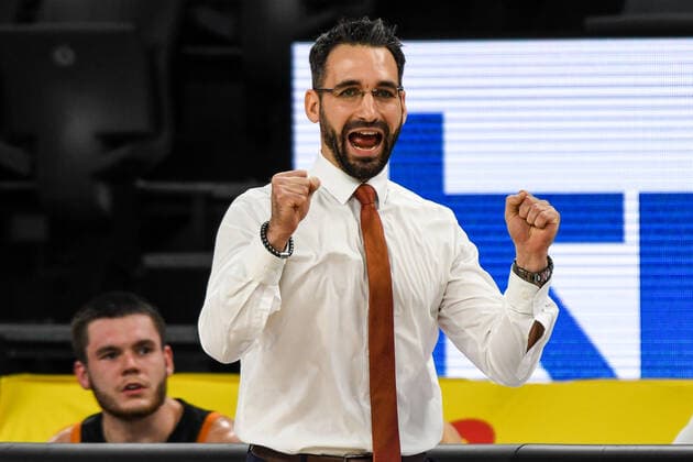 GER, BBL, ratiopharm ulm vs RASTA Vechta 06.12.2020, ratiopharm arena, Neu-Ulm, GER, BBL, ratiopharm ulm vs RASTA Vechta, im Bild Thomas Päch Paech (Vechta) freut sich über einen Defence-Rebound, im Hintergrund Will Vorhees (Vechta, 41) nach 5 Fouls