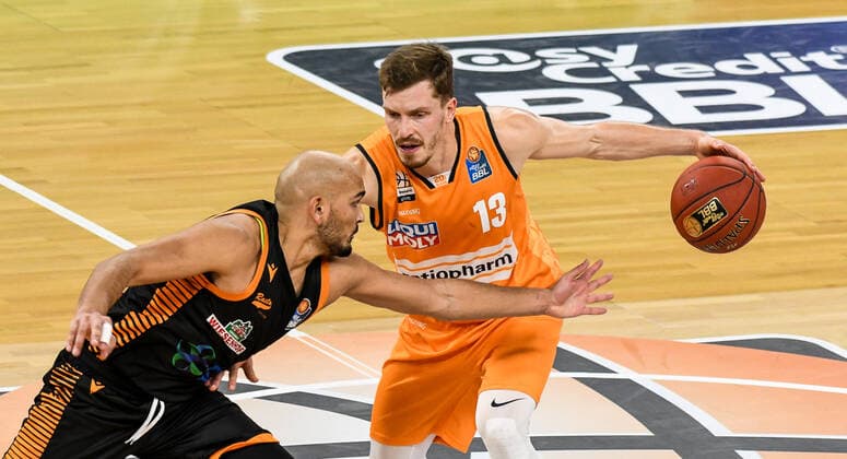 GER, BBL, ratiopharm ulm vs RASTA Vechta 06.12.2020, ratiopharm arena, Neu-Ulm, GER, BBL, ratiopharm ulm vs RASTA Vechta, im Bild Stefan Peno (Vechta, 3) verteidigt aggressiv gegen Andreas Obst (Ulm, 13)