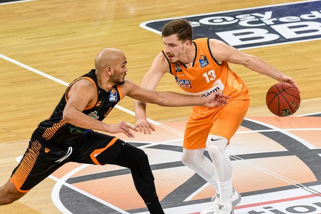 GER, BBL, ratiopharm ulm vs RASTA Vechta 06.12.2020, ratiopharm arena, Neu-Ulm, GER, BBL, ratiopharm ulm vs RASTA Vechta, im Bild Stefan Peno (Vechta, 3) verteidigt aggressiv gegen Andreas Obst (Ulm, 13)