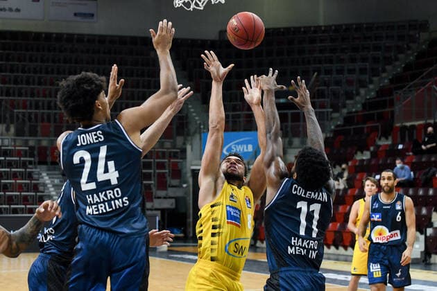 Elias Harris (MHP Riesen Ludwigsburg) am Korb, Tim Coleman (HAKRO Merlins Crailsheim) und Jeremy Jones (HAKRO Merlins Crailsheim) verteidigen, GER, MHP Riesen Ludwigsburg vs. HAKRO Merlins Crailsheim, 06.12.2020, 5. Spieltag easycredit Basketball Bundesliga, Spielzeit 2020 2021. GER, MHP Riesen Ludwigsburg vs. HAKRO Merlins Crailsheim, 06.12.2020, 5. Spieltag easycredit Basketball Bundesliga, Spielzeit 2020 2021. Ludwigsburg Copyright: xMemmlerx Eibner-Pressefotox EP_mmr
