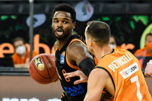 GER, BBL, ratiopharm ulm vs RASTA Vechta 06.12.2020, ratiopharm arena, Neu-Ulm, GER, BBL, ratiopharm ulm vs RASTA Vechta, im Bild Josh Young (Vechta, 8), John Petrucelli (Ulm, 7)