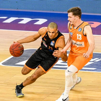 GER, BBL, ratiopharm ulm vs RASTA Vechta 06.12.2020, ratiopharm arena, Neu-Ulm, GER, BBL, ratiopharm ulm vs RASTA Vechta, im Bild Jean Salumu (Vechta, 13), Andreas Obst (Ulm, 13)