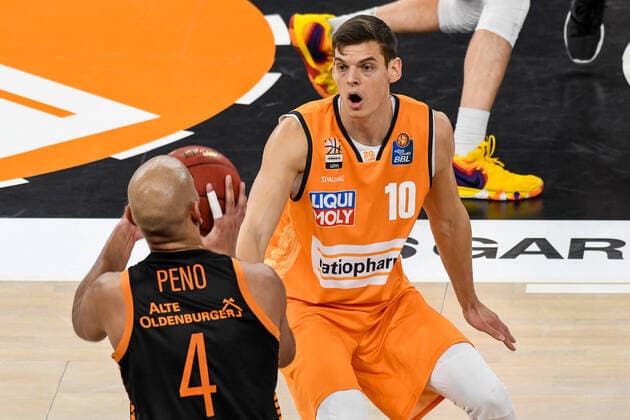 GER, BBL, ratiopharm ulm vs RASTA Vechta 06.12.2020, ratiopharm arena, Neu-Ulm, GER, BBL, ratiopharm ulm vs RASTA Vechta, im Bild Stefan Peno (Vechta, 4), Christoph Philipps (Ulm, 10)