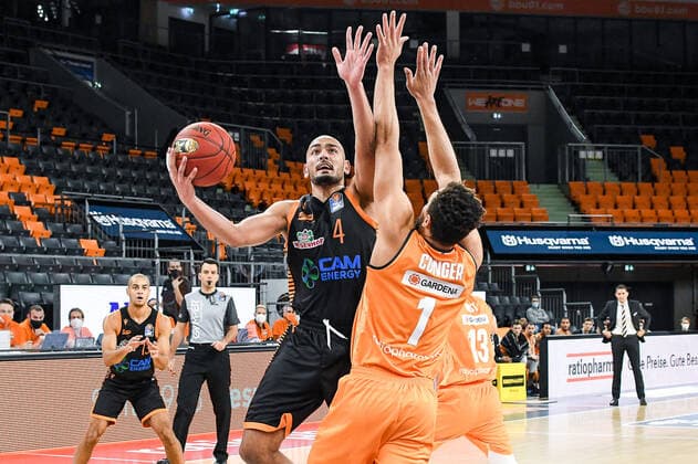 GER, BBL, ratiopharm ulm vs RASTA Vechta 06.12.2020, ratiopharm arena, Neu-Ulm, GER, BBL, ratiopharm ulm vs RASTA Vechta, im Bild Stefan Peno (Vechta, 4), Demitrius Conger (Ulm, 1)