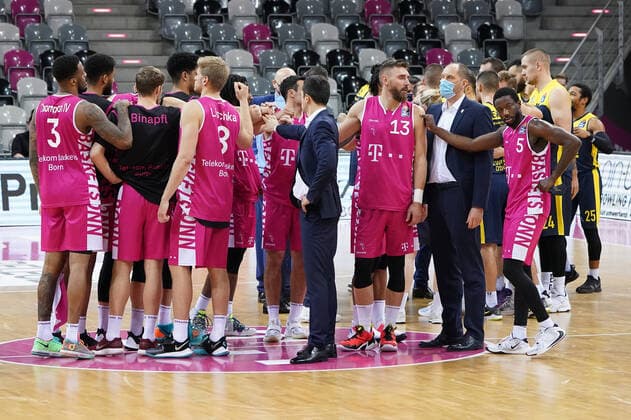 GER, easyCredit BBL, Herren, Telekom Baskets Bonn vs. EWE Baskets Oldenburg 06.12.2020, Telekom Dome, Bonn, GER, easyCredit BBL, Herren, Telekom Baskets Bonn vs. EWE Baskets Oldenburg, im Bild picture shows: Mannschaftskreis Bonn nach dem Spiel