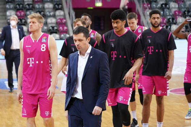 GER, easyCredit BBL, Herren, Telekom Baskets Bonn vs. EWE Baskets Oldenburg 06.12.2020, Telekom Dome, Bonn, GER, easyCredit BBL, Herren, Telekom Baskets Bonn vs. EWE Baskets Oldenburg, im Bild picture shows: die Bonner gehen traurig vom Platz Igor Jovovic Head Coach (Telekom Bonn), Benjamin Lischka (Telekom Bonn 8), Josh Hagins (Telekom Bonn 13), Chris Babb (Telekom Bonn 7),