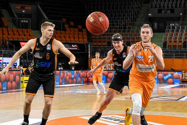GER, BBL, ratiopharm ulm vs RASTA Vechta 06.12.2020, ratiopharm arena, Neu-Ulm, GER, BBL, ratiopharm ulm vs RASTA Vechta, im Bild Tim Hasbargen (Vechta, 6), Dennis Clifford (Vechta, 42), Dylan Osetkowski (Ulm, 21)
