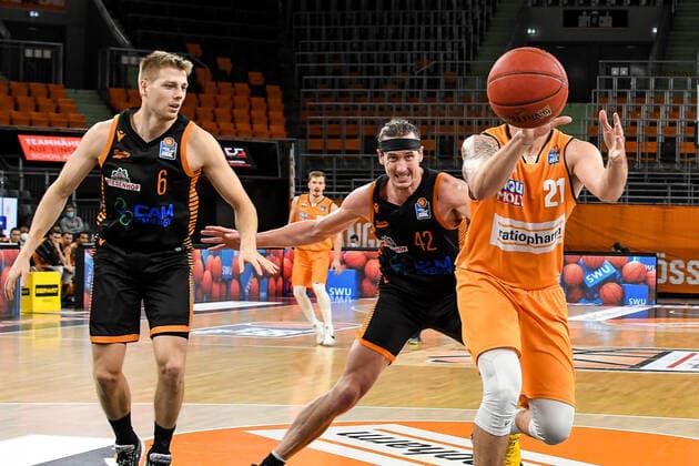 GER, BBL, ratiopharm ulm vs RASTA Vechta 06.12.2020, ratiopharm arena, Neu-Ulm, GER, BBL, ratiopharm ulm vs RASTA Vechta, im Bild Tim Hasbargen (Vechta, 6), Dennis Clifford (Vechta, 42), Dylan Osetkowski (Ulm, 21)