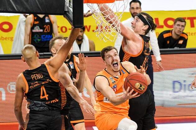 GER, BBL, ratiopharm ulm vs RASTA Vechta 06.12.2020, ratiopharm arena, Neu-Ulm, GER, BBL, ratiopharm ulm vs RASTA Vechta, im Bild Andreas Obst (Ulm, 13) setzt sich energisch gegen Stefan Peno (Vechta, 4) und Dennis Clifford (Vechta, 42) durch