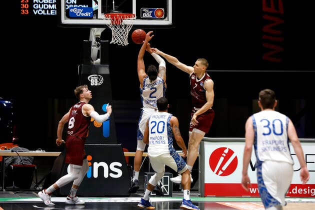 06.12.2020, easyCredit Basketball Bundesliga, BBL, Saison 2020 2021, Herren, Chemnitz Niners - Fraport Skyliners Frankfurt Michael Kessens, Fraport Skyliner Frankfurt, Jonas Richter, Niners Chemnitz, Rasheed Moore, Fraport Skyliner Frankfurt Chemnitz Messe Chemnitz Sachsen Germany