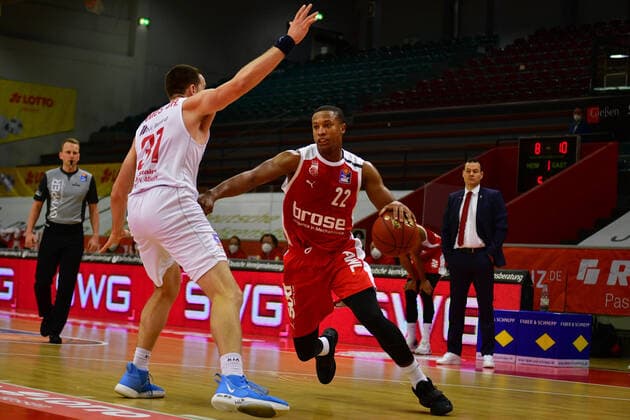 06.12.2020, xbrx, Basketball BBL Bundesliga, Giessen 46ers - Brose Bamberg emspor, v.l. Dribbling, dribbelt mit dem Ball, fuehrt den Ball, Angriff, im Angriff, Hall, Devon (22 - brose Bamberg), Verteidigung, verteidigt, James Jr., Scottie (31 - Giessen 46ers) Giessen