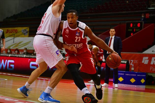 06.12.2020, xbrx, Basketball BBL Bundesliga, Giessen 46ers - Brose Bamberg emspor, v.l. Dribbling, dribbelt mit dem Ball, fuehrt den Ball, Angriff, im Angriff, Hall, Devon (22 - brose Bamberg), Verteidigung, verteidigt, James Jr., Scottie (31 - Giessen 46ers) Giessen