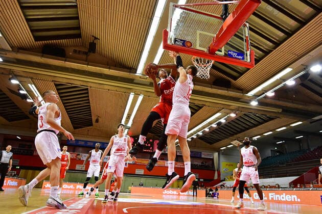 06.12.2020, xbrx, Basketball BBL Bundesliga, Giessen 46ers - Brose Bamberg emspor, v.l. Korbleger, Hall, Devon (22 - brose Bamberg), Verteidigung, verteidigt, Richter, Johannes (12 - Giessen 46ers) Giessen