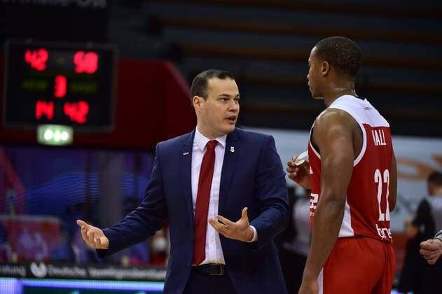 06.12.2020, xbrx, Basketball BBL Bundesliga, Giessen 46ers - Brose Bamberg emspor, v.l. Roijakkers, Johan (Trainer - brose Bamberg), gibt Anweisung, gestikuliert, mit den Armen gestikulieren, Hall, Devon (22 - brose Bamberg) Giessen