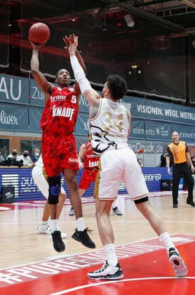 s.Oliver Wuerzburg vs. Basketball Loewen Braunschweig, Basketball, BBL Deutschland, Wuerzburg, s.Oliver Arena, 06.12.2020, emspor, emonline, despor, deonline, s.Oliver Wuerzburg vs. Basketball Loewen Braunschweig, Basketball, BBL Bild: v. li. Justin Sears (s.Oliver Wuerzburg) und Gavin Schilling (Basketball Loewen Braunschweig) Editorial Use ONLY Wuerzburg s.Oliver Arena Bayern Deutschland