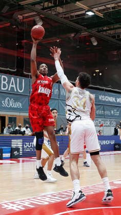 s.Oliver Wuerzburg vs. Basketball Loewen Braunschweig, Basketball, BBL Deutschland, Wuerzburg, s.Oliver Arena, 06.12.2020, emspor, emonline, despor, deonline, s.Oliver Wuerzburg vs. Basketball Loewen Braunschweig, Basketball, BBL Bild: v. li. Justin Sears (s.Oliver Wuerzburg) und Gavin Schilling (Basketball Loewen Braunschweig) Editorial Use ONLY Wuerzburg s.Oliver Arena Bayern Deutschland