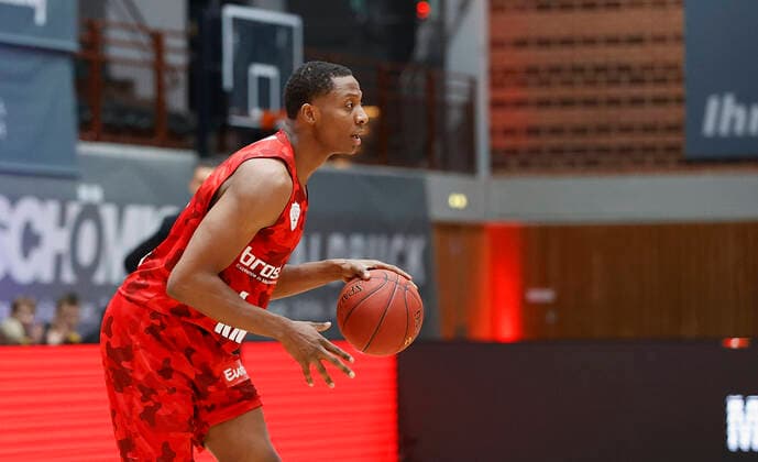 s.Oliver Wuerzburg vs. Basketball Loewen Braunschweig, Basketball, BBL Deutschland, Wuerzburg, s.Oliver Arena, 06.12.2020, emspor, emonline, despor, deonline, s.Oliver Wuerzburg vs. Basketball Loewen Braunschweig, Basketball, BBL Bild: v. li. Justin Sears (s.Oliver Wuerzburg) Editorial Use ONLY Wuerzburg s.Oliver Arena Bayern Deutschland