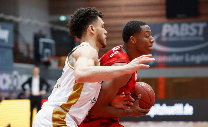 s.Oliver Wuerzburg vs. Basketball Loewen Braunschweig, Basketball, BBL Deutschland, Wuerzburg, s.Oliver Arena, 06.12.2020, emspor, emonline, despor, deonline, s.Oliver Wuerzburg vs. Basketball Loewen Braunschweig, Basketball, BBL Bild: v. li. Gavin Schilling (Basketball Loewen Braunschweig) und Justin Sears (s.Oliver Wuerzburg) Editorial Use ONLY Wuerzburg s.Oliver Arena Bayern Deutschland