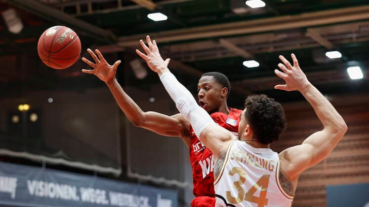s.Oliver Wuerzburg vs. Basketball Loewen Braunschweig, Basketball, BBL Deutschland, Wuerzburg, s.Oliver Arena, 06.12.2020, emspor, emonline, despor, deonline, s.Oliver Wuerzburg vs. Basketball Loewen Braunschweig, Basketball, BBL Bild: v. li. Justin Sears (s.Oliver Wuerzburg) und Gavin Schilling (Basketball Loewen Braunschweig) Editorial Use ONLY Wuerzburg s.Oliver Arena Bayern Deutschland