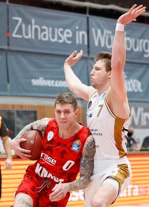s.Oliver Wuerzburg vs. Basketball Loewen Braunschweig, Basketball, BBL Deutschland, Wuerzburg, s.Oliver Arena, 06.12.2020, emspor, emonline, despor, deonline, s.Oliver Wuerzburg vs. Basketball Loewen Braunschweig, Basketball, BBL Bild: v. li. Micah Downs (s.Oliver Wuerzburg) und Lukas Meisner (Basketball Loewen Braunschweig) Editorial Use ONLY Wuerzburg s.Oliver Arena Bayern Deutschland
