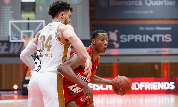 s.Oliver Wuerzburg vs. Basketball Loewen Braunschweig, Basketball, BBL Deutschland, Wuerzburg, s.Oliver Arena, 06.12.2020, emspor, emonline, despor, deonline, s.Oliver Wuerzburg vs. Basketball Loewen Braunschweig, Basketball, BBL Bild: v. li. Gavin Schilling (Basketball Loewen Braunschweig) und Justin Sears (s.Oliver Wuerzburg) Editorial Use ONLY Wuerzburg s.Oliver Arena Bayern Deutschland