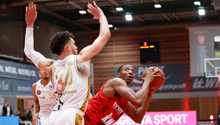 s.Oliver Wuerzburg vs. Basketball Loewen Braunschweig, Basketball, BBL Deutschland, Wuerzburg, s.Oliver Arena, 06.12.2020, emspor, emonline, despor, deonline, s.Oliver Wuerzburg vs. Basketball Loewen Braunschweig, Basketball, BBL Bild: v. li. Gavin Schilling (Basketball Loewen Braunschweig) und Justin Sears (s.Oliver Wuerzburg) Editorial Use ONLY Wuerzburg s.Oliver Arena Bayern Deutschland