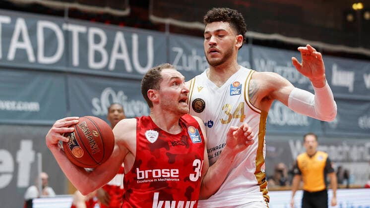 s.Oliver Wuerzburg vs. Basketball Loewen Braunschweig, Basketball, BBL Deutschland, Wuerzburg, s.Oliver Arena, 06.12.2020, emspor, emonline, despor, deonline, s.Oliver Wuerzburg vs. Basketball Loewen Braunschweig, Basketball, BBL Bild: v. li. Felix Hoffmann (s.Oliver Wuerzburg) und Gavin Schilling (Basketball Loewen Braunschweig) Editorial Use ONLY Wuerzburg s.Oliver Arena Bayern Deutschland