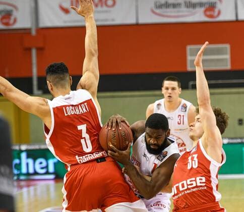 Dominic Lockhart, Jonathan Stark, Bennet Hundt 5. Spieltag, Basketball Bundesliga, Basketball Saison 2020 2021, Deutschland, easyCredit BBL, Germany, Giessen 46ers, giessen weiss, Herren, Jobstairs GIESSEN 46ers - Brose Bamberg, Männer, Bamberg rot