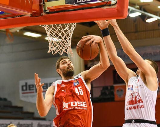 David Kravish, Scottie James Jr. 5. Spieltag, Basketball Bundesliga, Basketball Saison 2020 2021, Deutschland, easyCredit BBL, Germany, Giessen 46ers, giessen weiss, Herren, Jobstairs GIESSEN 46ers - Brose Bamberg, Männer, Bamberg rot