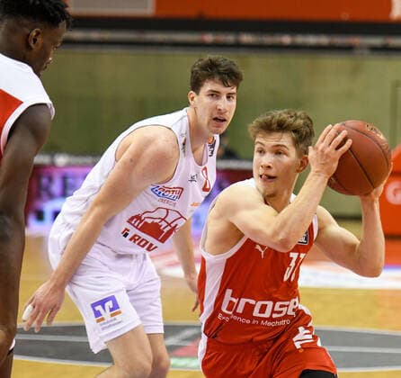 Alen Pjanic, Bennet Hundt 5. Spieltag, Basketball Bundesliga, Basketball Saison 2020 2021, Deutschland, easyCredit BBL, Germany, Giessen 46ers, giessen weiss, Herren, Jobstairs GIESSEN 46ers - Brose Bamberg, Männer, Bamberg rot