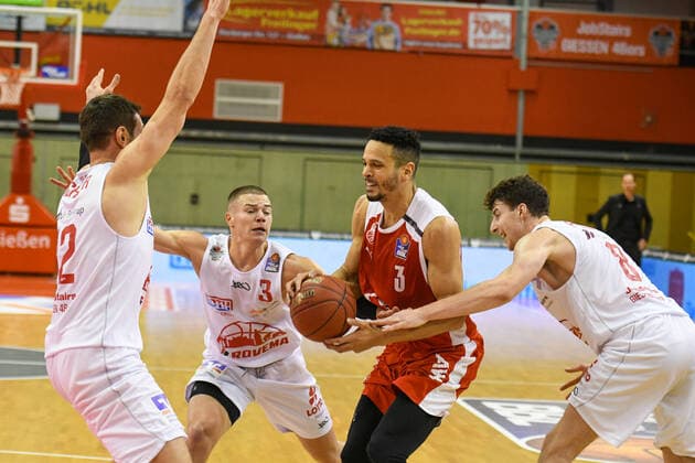 Johannes Richter, Liam OÂ Reilly, Dominic Lockhart, Alen Pjanic 5. Spieltag, Basketball Bundesliga, Basketball Saison 2020 2021, Deutschland, easyCredit BBL, Germany, Giessen 46ers, giessen weiss, Herren, Jobstairs GIESSEN 46ers - Brose Bamberg, Männer, Bamberg rot