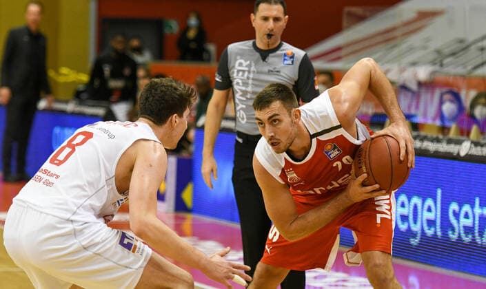 Alen Pjanic, Chase Fieler 5. Spieltag, Basketball Bundesliga, Basketball Saison 2020 2021, Deutschland, easyCredit BBL, Germany, Giessen 46ers, giessen weiss, Herren, Jobstairs GIESSEN 46ers - Brose Bamberg, Männer, Bamberg rot