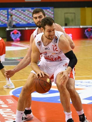 Johannes Richter, David Kravish 5. Spieltag, Basketball Bundesliga, Basketball Saison 2020 2021, Deutschland, easyCredit BBL, Germany, Giessen 46ers, giessen weiss, Herren, Jobstairs GIESSEN 46ers - Brose Bamberg, Männer, Bamberg rot