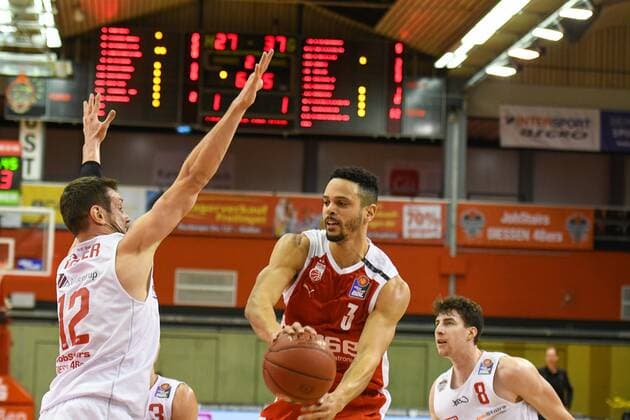 Johannes Richter, Dominic Lockhart, Alen Pjanic 5. Spieltag, Basketball Bundesliga, Basketball Saison 2020 2021, Deutschland, easyCredit BBL, Germany, Giessen 46ers, giessen weiss, Herren, Jobstairs GIESSEN 46ers - Brose Bamberg, Männer, Bamberg rot