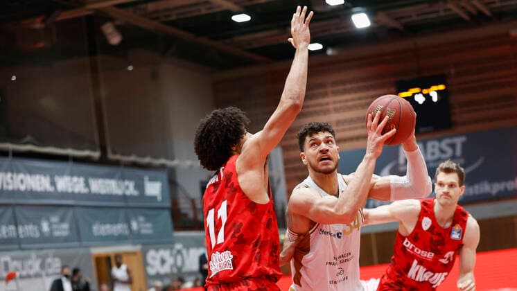 s.Oliver Wuerzburg vs. Basketball Loewen Braunschweig, Basketball, BBL Deutschland, Wuerzburg, s.Oliver Arena, 06.12.2020, emspor, emonline, despor, deonline, s.Oliver Wuerzburg vs. Basketball Loewen Braunschweig, Basketball, BBL Bild: v. li. Zach Smith (s.Oliver Wuerzburg) und Gavin Schilling (Basketball Loewen Braunschweig) Editorial Use ONLY Wuerzburg s.Oliver Arena Bayern Deutschland