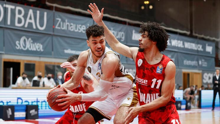 s.Oliver Wuerzburg vs. Basketball Loewen Braunschweig, Basketball, BBL Deutschland, Wuerzburg, s.Oliver Arena, 06.12.2020, emspor, emonline, despor, deonline, s.Oliver Wuerzburg vs. Basketball Loewen Braunschweig, Basketball, BBL Bild: v. li. Gavin Schilling (Basketball Loewen Braunschweig) und Zach Smith (s.Oliver Wuerzburg) Editorial Use ONLY Wuerzburg s.Oliver Arena Bayern Deutschland
