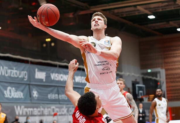 s.Oliver Wuerzburg vs. Basketball Loewen Braunschweig, Basketball, BBL Deutschland, Wuerzburg, s.Oliver Arena, 06.12.2020, emspor, emonline, despor, deonline, s.Oliver Wuerzburg vs. Basketball Loewen Braunschweig, Basketball, BBL Bild: v. li. Tyson Ward (s.Oliver Wuerzburg) und Lukas Meisner (Basketball Loewen Braunschweig) Editorial Use ONLY Wuerzburg s.Oliver Arena Bayern Deutschland