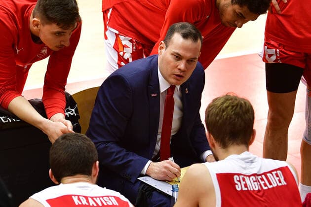 06.12.2020, xbrx, Basketball BBL Bundesliga, Giessen 46ers - Brose Bamberg emspor, v.l. Roijakkers, Johan (Trainer - brose Bamberg), redet mit dem Team, spricht zum Team, Auszeit, Kravish, David (45 - brose Bamberg), Sengfelder, Christian (43 - brose Bamberg) Giessen