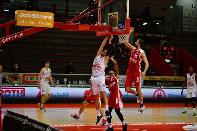 06.12.2020, xbrx, Basketball BBL Bundesliga, Giessen 46ers - Brose Bamberg emspor, v.l. Angriff, im Angriff, Korbleger, Richter, Johannes (12 - Giessen 46ers), Verteidigung, verteidigt, Kravish, David (45 - brose Bamberg), Hall, Devon (22 - brose Bamberg) Giessen