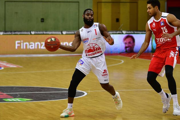 06.12.2020, xbrx, Basketball BBL Bundesliga, Giessen 46ers - Brose Bamberg emspor, v.l. Dribbling, dribbelt mit dem Ball, fuehrt den Ball, Stark, Jonathan (1 - Giessen 46ers), Verteidigung, verteidigt, Ogbe, Kenneth (25 - brose Bamberg) Giessen
