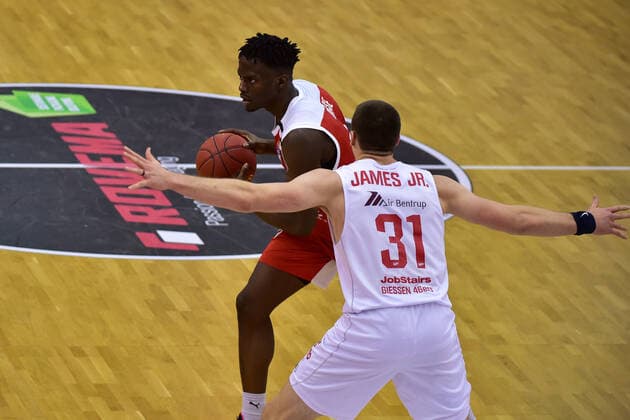 06.12.2020, xbrx, Basketball BBL Bundesliga, Giessen 46ers - Brose Bamberg emspor, v.l. Angriff, im Angriff, Dribbling, dribbelt mit dem Ball, fuehrt den Ball, Odiase, Norense (32 - brose Bamberg), Verteidigung, verteidigt, James Jr., Scottie (31 - Giessen 46ers) Giessen