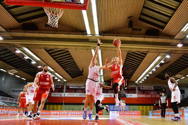 06.12.2020, xbrx, Basketball BBL Bundesliga, Giessen 46ers - Brose Bamberg emspor, v.l. Korbleger, Hundt, Bennet (33 - brose Bamberg), Verteidigung, verteidigt, James Jr., Scottie (31 - Giessen 46ers) Giessen