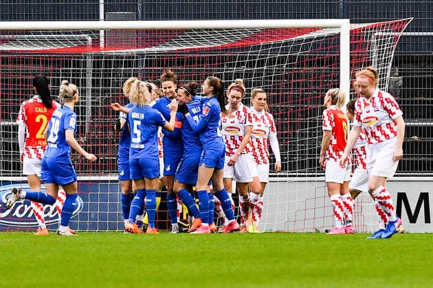 Franziska Harsch (TSG, 17, 4. v.r.) erzielte das Tor zum 0:1 , Treffer, Torerfolg, Action, Aktion, Spielszene, jubeln über ein Tor, Jubel, Torjubel, Torerfolg, celebrate the goal, goal, celebration, Jubel ueber das Tor, optimistisch, Action, Aktion, 06.12.2020, Köln (Deutschland), Fussball, DFB-Pokal Frauen, Achtelfinale, 1. FC Köln - TSG Hoffenheim, DFB DFL REGULATIONS PROHIBIT ANY USE OF PHOTOGRAPHS AS IMAGE SEQUENCES AND OR QUASI-VIDEO.
