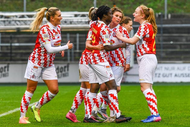 Die Spielerinnen des 1. FC Köln bejubeln das 1:1 durch Mandy Islacker (Köln, 8, verdeckt), jubeln über ein Tor, Jubel, Torjubel, Torerfolg, celebrate the goal, goal, celebration, Jubel ueber das Tor, optimistisch, Action, Aktion, 06.12.2020, Köln (Deutschland), Fussball, DFB-Pokal Frauen, Achtelfinale, 1. FC Köln - TSG Hoffenheim, DFB DFL REGULATIONS PROHIBIT ANY USE OF PHOTOGRAPHS AS IMAGE SEQUENCES AND OR QUASI-VIDEO.
