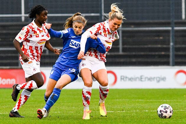 v.li.: Eunice Beckmann (Köln, 11), Tabea Waßmuth (TSG, 28), Rachel Rinast (Köln, 31), Dreikampf, Duell, duel, tackle, tackling, Dynamik, Action, Aktion, 06.12.2020, Köln (Deutschland), Fussball, DFB-Pokal Frauen, Achtelfinale, 1. FC Köln - TSG Hoffenheim, DFB DFL REGULATIONS PROHIBIT ANY USE OF PHOTOGRAPHS AS IMAGE SEQUENCES AND OR QUASI-VIDEO.