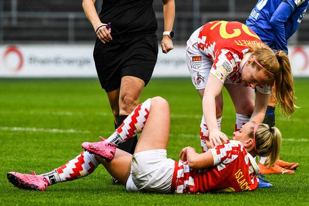 Amber Barett (Köln, 22), Mandy Islacker (Köln, 8, liegend) verletzt, Verletzung, injured, sporting injury, 06.12.2020, Köln (Deutschland), Fussball, DFB-Pokal Frauen, Achtelfinale, 1. FC Köln - TSG Hoffenheim, DFB DFL REGULATIONS PROHIBIT ANY USE OF PHOTOGRAPHS AS IMAGE SEQUENCES AND OR QUASI-VIDEO.