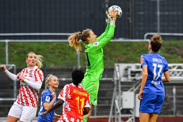 v.li.: Janina Leitzig (Torwart, TSG, 20) fängt einen Ball, pariert den Ball, Parade, Glanzparade, hält den Ball, Action, Aktion, 06.12.2020, Köln (Deutschland), Fussball, DFB-Pokal Frauen, Achtelfinale, 1. FC Köln - TSG Hoffenheim, DFB DFL REGULATIONS PROHIBIT ANY USE OF PHOTOGRAPHS AS IMAGE SEQUENCES AND OR QUASI-VIDEO.
